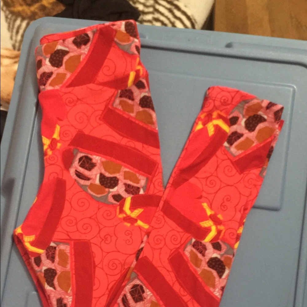 Tween size LulaRoe Valentine’s Day leggings!